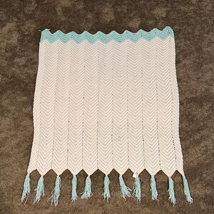 Chevron Patterned Throw Blanket in White and Blue
